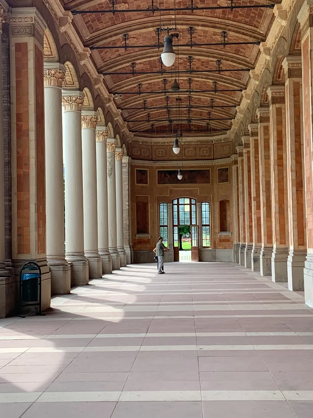 유럽 카지노 전통과 역사를 설명하기 위한 독일 바덴바덴의 바로크 양식 건물 사진